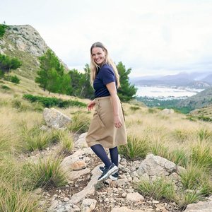 Frau mit Kompressionsstrumpf in der Natur